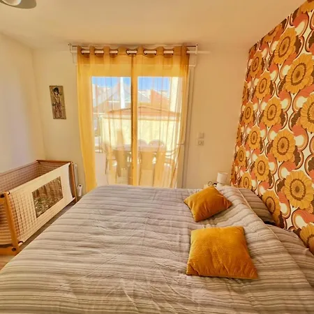 Sheila - Rdc A La Deco Style Annees 70 Avec Terrasse A Deux Pas De La